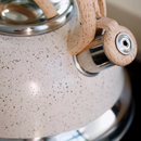 Chaleira de Apito com Indução - Brinox - Roma 2,7 litros - Cor Vanilla